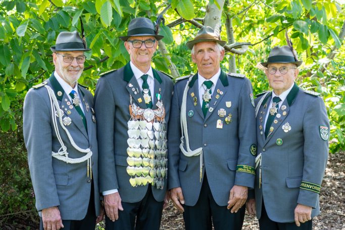 König mit Adjutanten