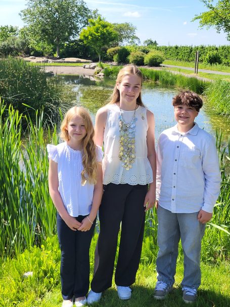 Kinderkönigin mit Adjutanten