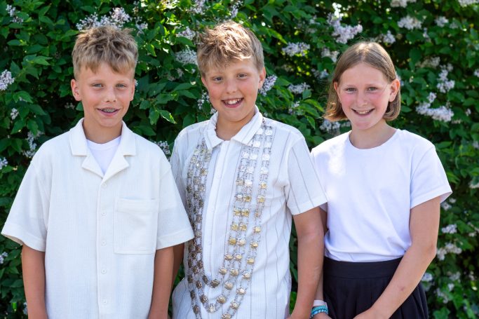 Kinderkönig mit Adjutanten