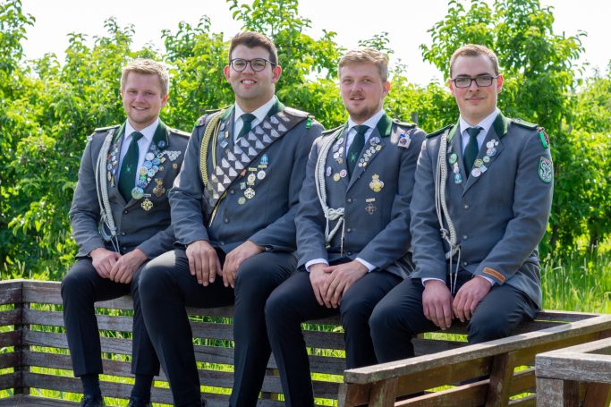 Jungschützenkönig mit Adjutanten